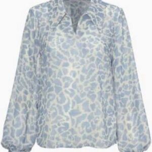 NWT cabi Pounce Blouse (6297); XS; Cream/Light Blue Animal Print